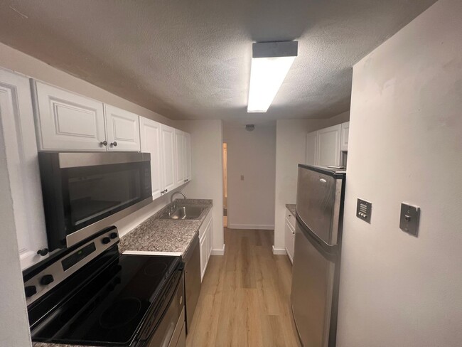 Building Photo - Do not pay for Heat or Hot Water, this beautiful condo has them included for you!