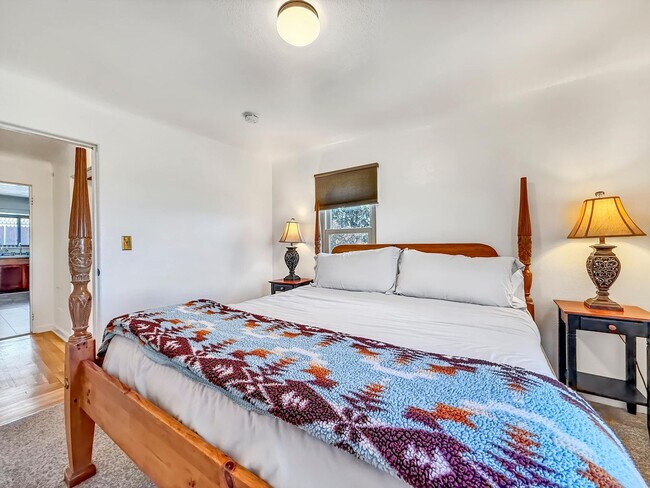 Building Photo - 1430 W Hendrickson Rd