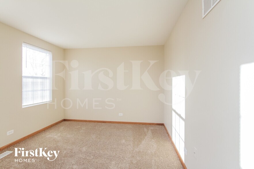 Building Photo - 1033 Four Seasons Blvd