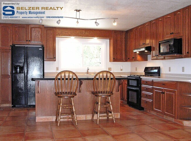 Building Photo - Spacious & fully equipped 4+ bd. home in Deerwood Estates!