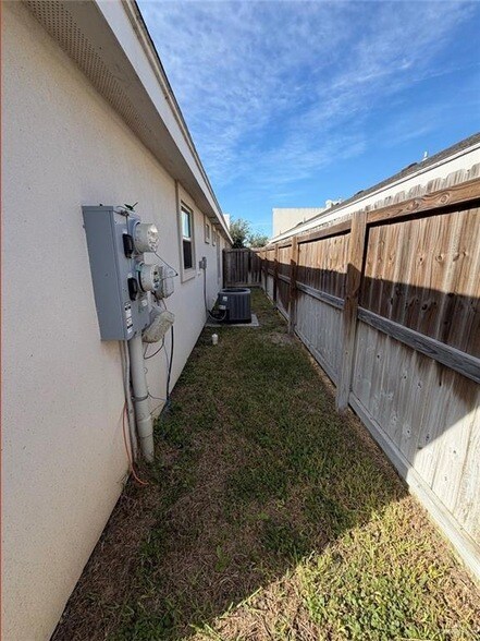 Building Photo - 1309 Alta Vista Dr