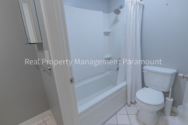 Building Photo - Don't miss out! 2 Bed 2 bath ready to go!