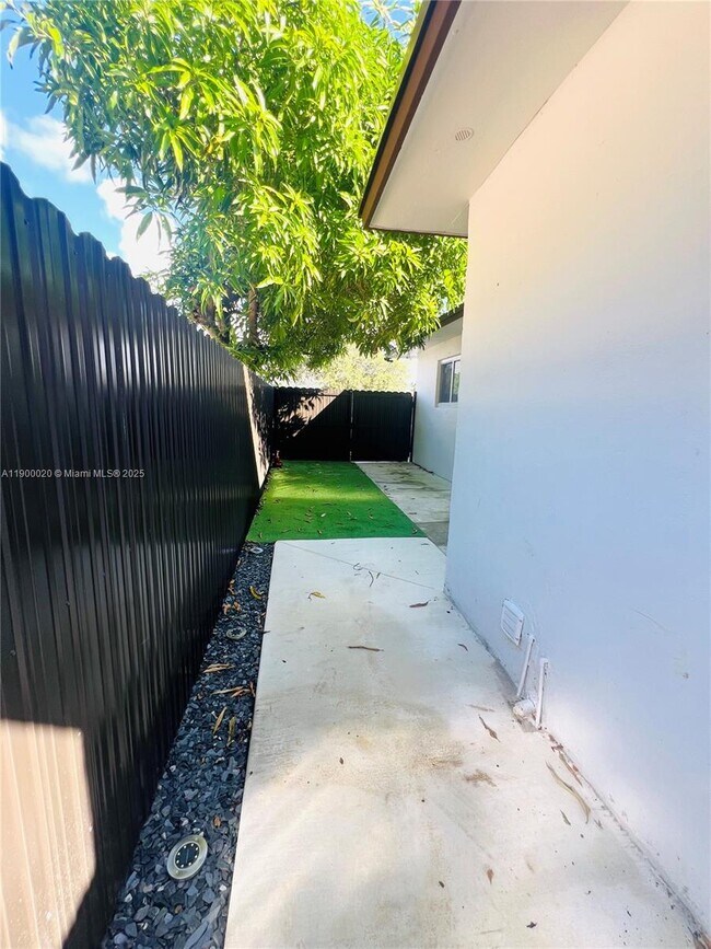 Building Photo - 10370 SW 174th Terrace