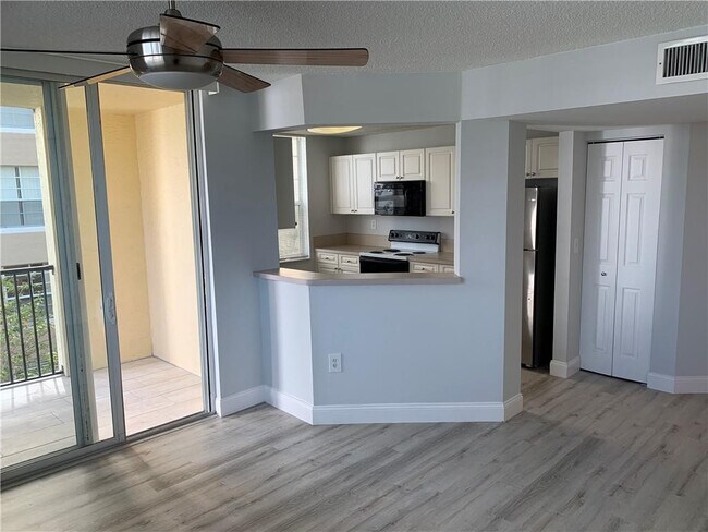 Building Photo - 520 SE 5 Ave