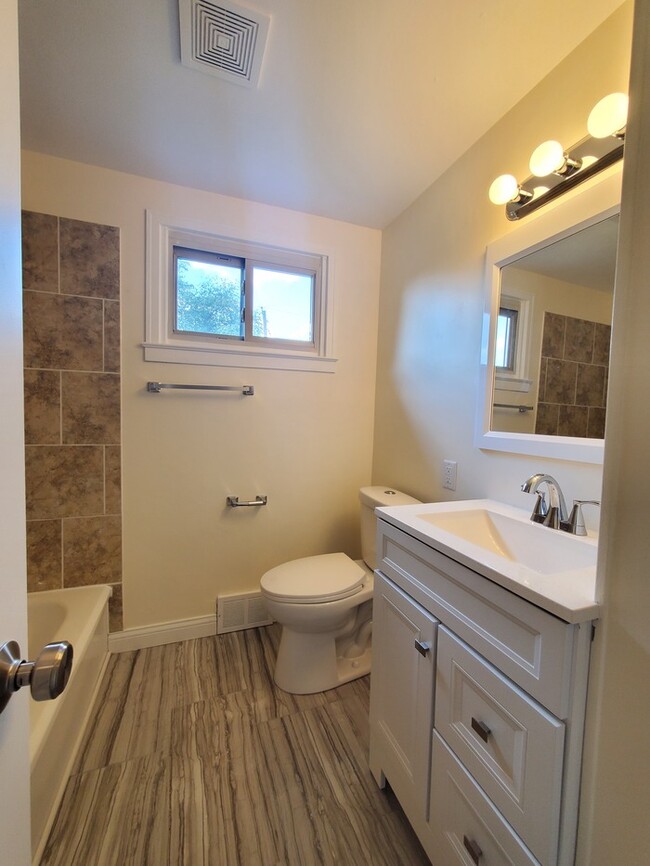 Building Photo - Beautiful Remodeled Home in Grove City