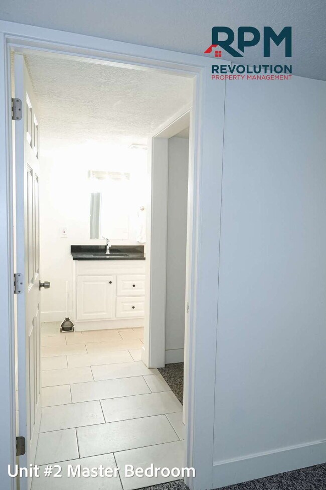 Building Photo - "Charming 2-Bed Duplex on Washington Blvd – Spacious 1421 Sq Ft with 2 Full Baths!"