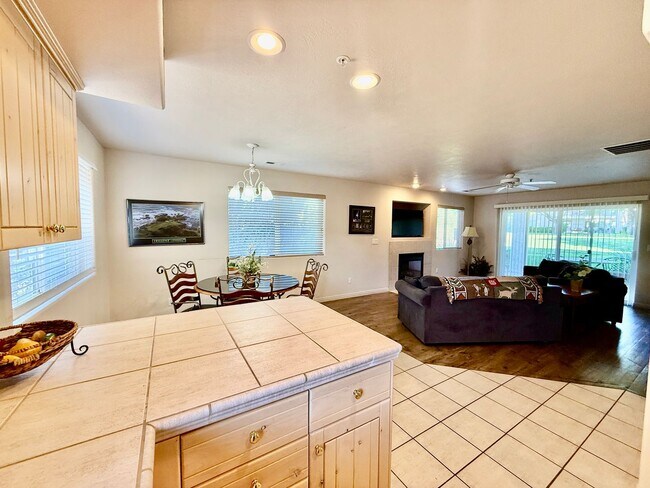Building Photo - 1845 W Canyon View Dr