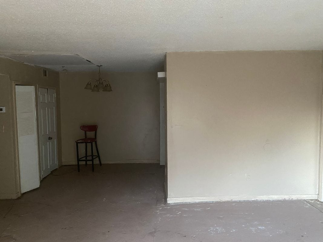 Building Photo - 1505 Camelot Dr