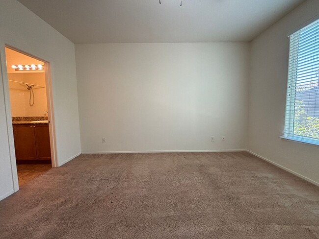 Building Photo - GUARD GATED 3 BED 2.5 BATH 2 CAR GARAGE TOWNHOUSE w/ 3 FLOORS