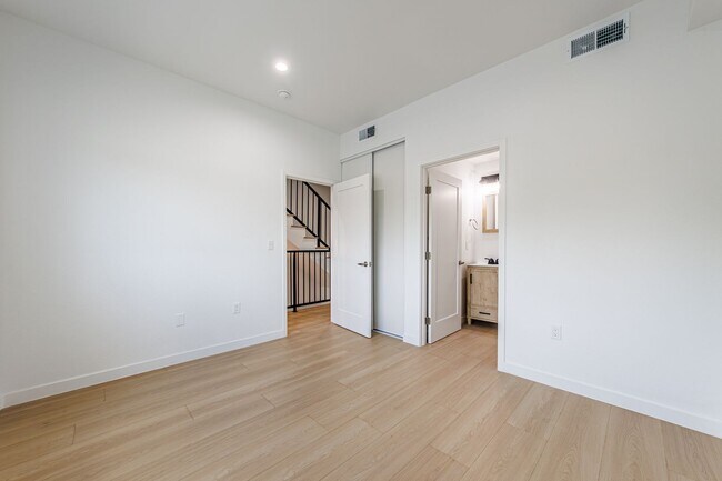 Building Photo - 11841 Runnymede St
