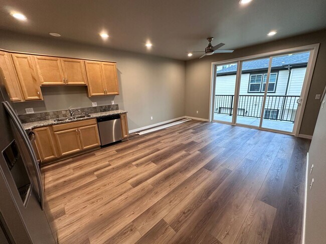 Building Photo - 4 Bedroom / 4 bath New Townhome. Every bedroom is its own Master Suite with your own full bathroo...