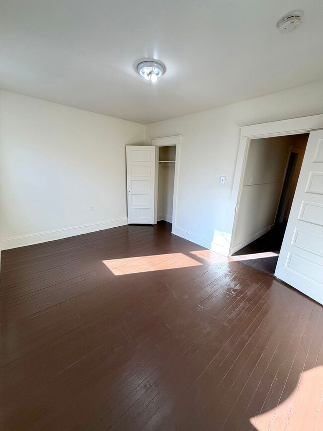 Building Photo - 631 E Madison St