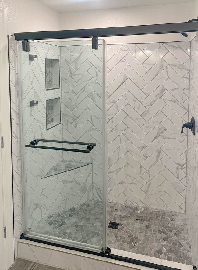 Building Photo - Beautiful West Linn Home in a Quiet, Desirable Neighborhood