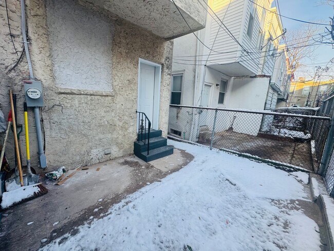 Building Photo - Refreshed 3bd/1bath House! Section 8 ONLY!