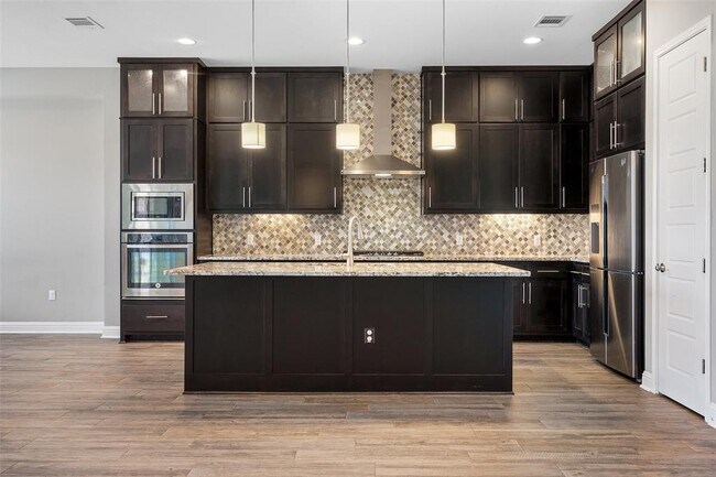 Building Photo - 5004 Mandevilla Dr
