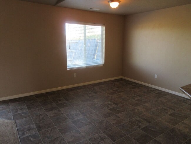 Building Photo - Move-In Bonus! 3 bedroom - 2 bathroom twin...