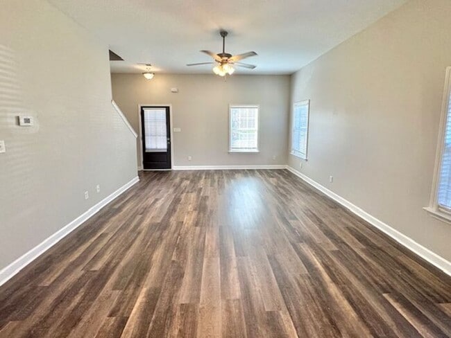 Building Photo - Now Lasing a 4 Bedroom 2.5 bath home in Ho...