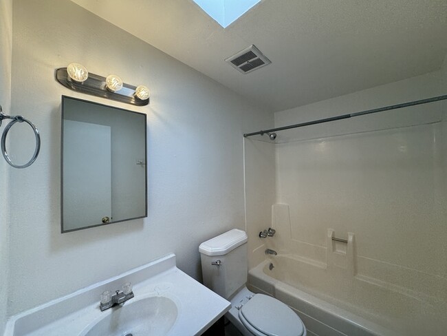 Building Photo - Introducing a charming 2 bedroom, 1 bathro...