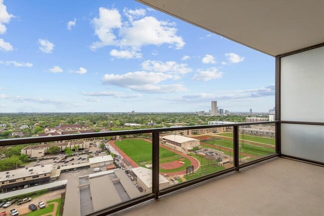 Building Photo - 2929 Buffalo Speedway