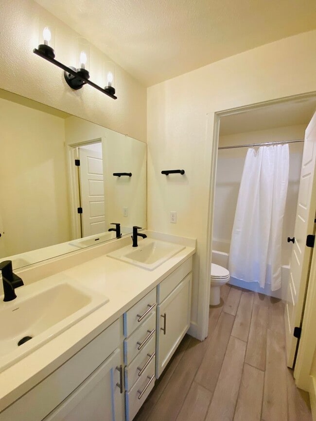 Building Photo - Beautiful 5 Bedroom 3.5 Bath Two-story sma...