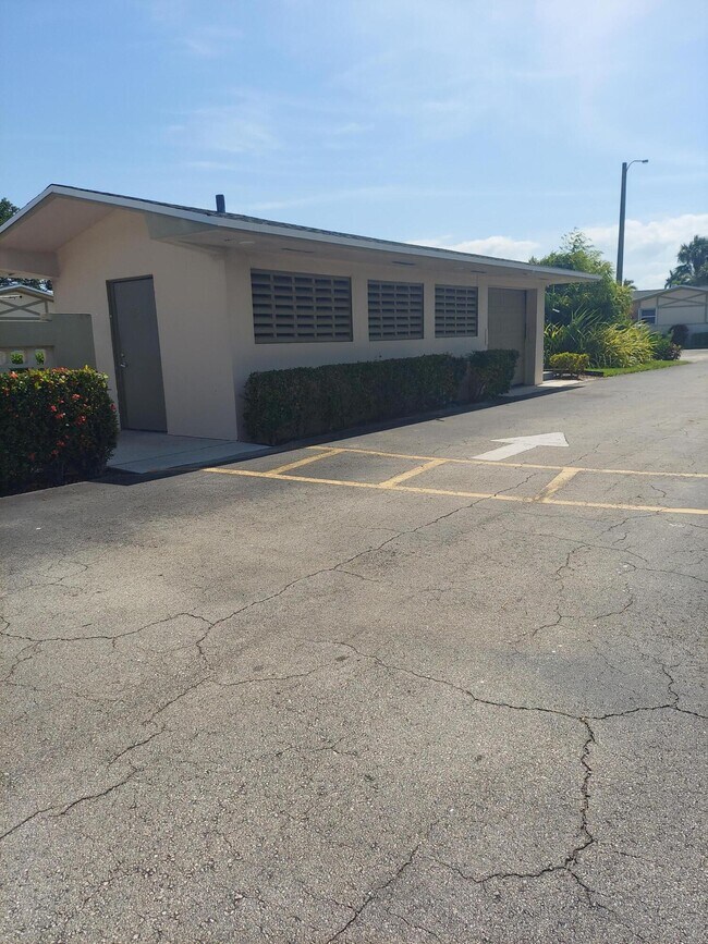 Building Photo - 2590 Barkley Dr E