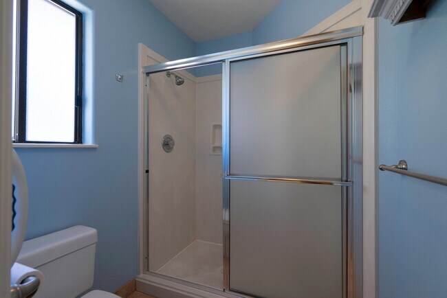 Building Photo - Spacious Stand Alone Home