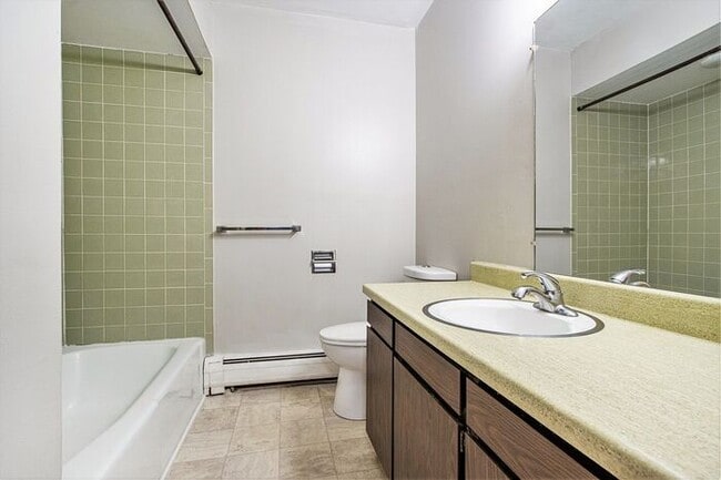 Building Photo - $1250 /2-bedr/1.5 bath town house duplex; tenant pays only electric (Kalamazoo)