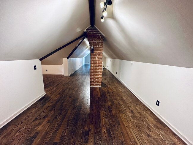 Building Photo - {8100} Picture Perfect Leawood Cottage + C...