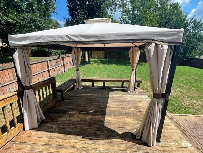 Building Photo - Harbortowne corner lot home with fenced yard and deck!