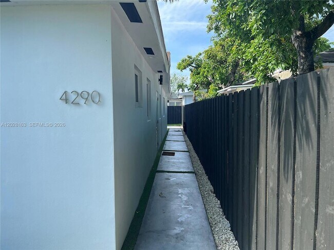 Building Photo - 4290 SW 9th St