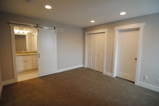 Building Photo - 1708/1710 Danny Boy Ln. Duplex