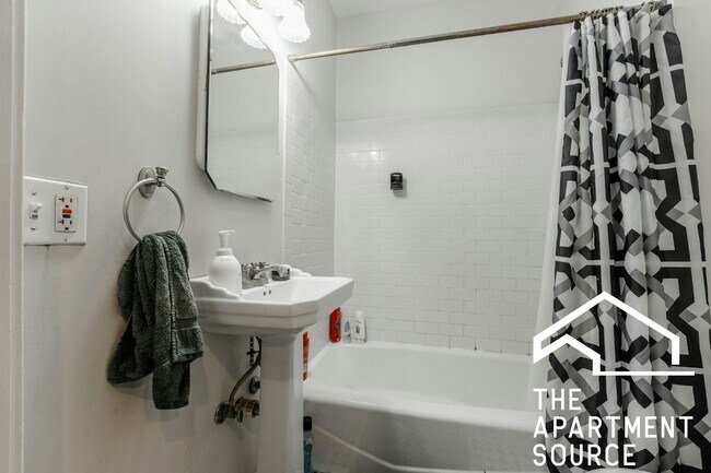Building Photo - 3010 N Greenview Ave