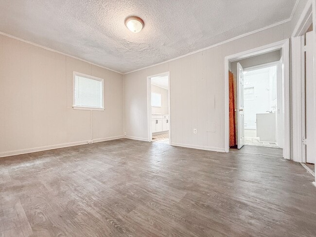 Building Photo - 3 Bed 1 Bath Single-Family Home - Big Yard!