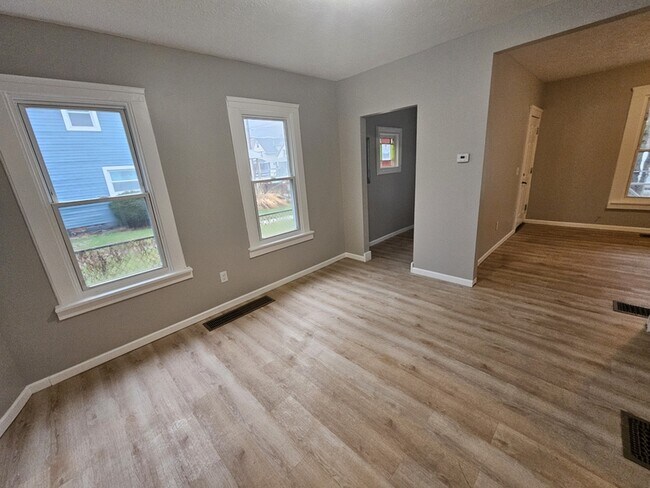 Building Photo - 1914 W 58th St