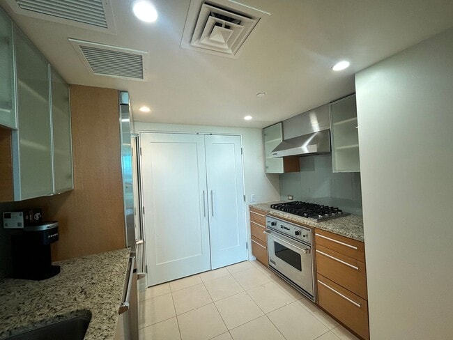 Building Photo - Spacious 2-bedroom, 2-bath with a View in Kakaako!