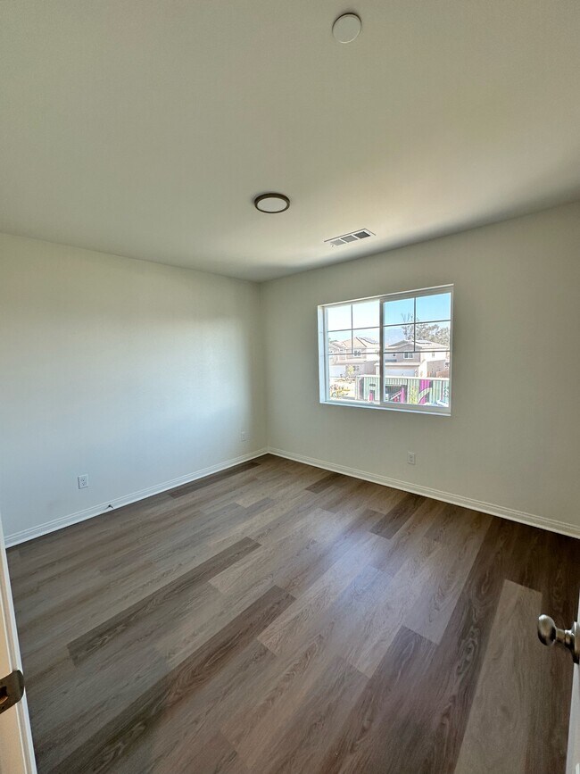 Building Photo - 114 S Lassen Ave