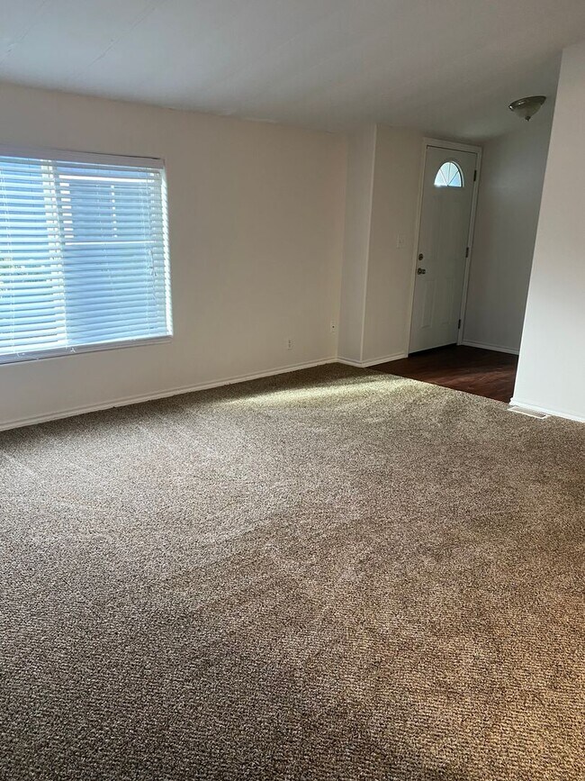 Building Photo - 930 NW Donahoo St