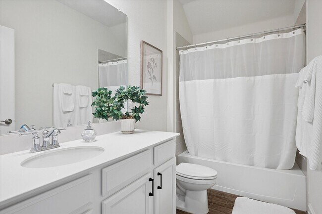 Building Photo - Immaculate 3 Bed, 2 Bath