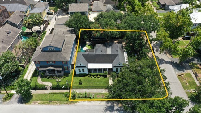 Building Photo - 220 W 10th St