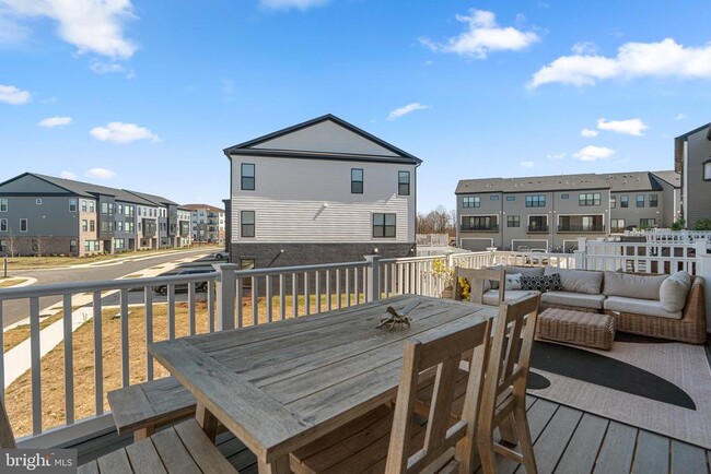 Building Photo - 720 Glenn Lk Dr