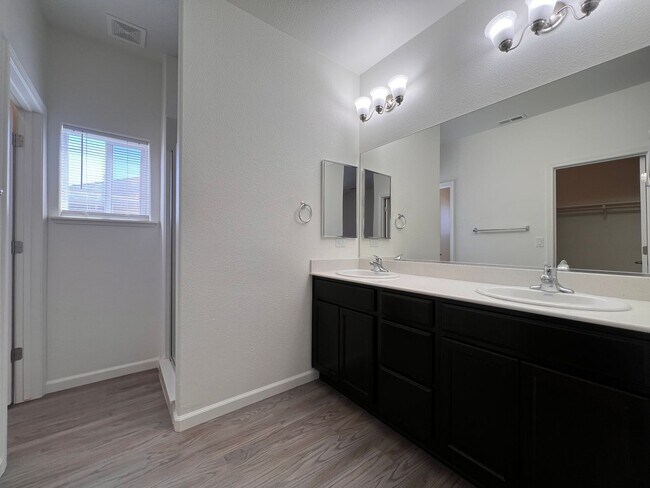 Building Photo - Silverland Estates 3 Bedroom 2 Bathroom Ho...
