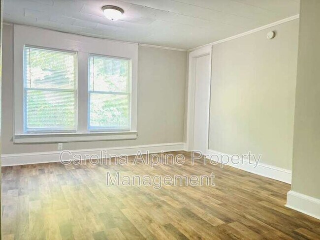Building Photo - 321 N Poplar St