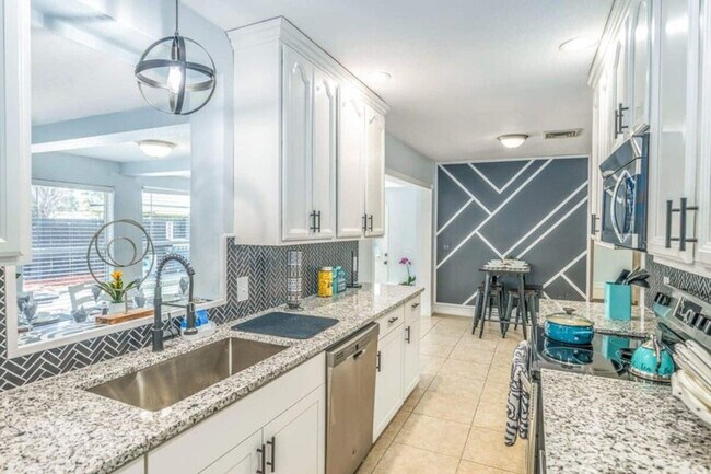 Building Photo - 2908 Stetson St