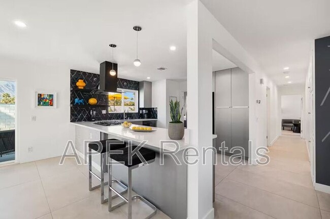 Building Photo - 945 N Buttonwillow Cir