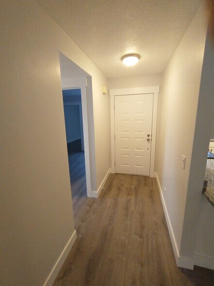 Building Photo - 275 S Valley View Dr