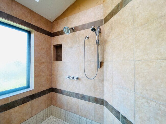 Building Photo - 2001 Highland Hills Dr