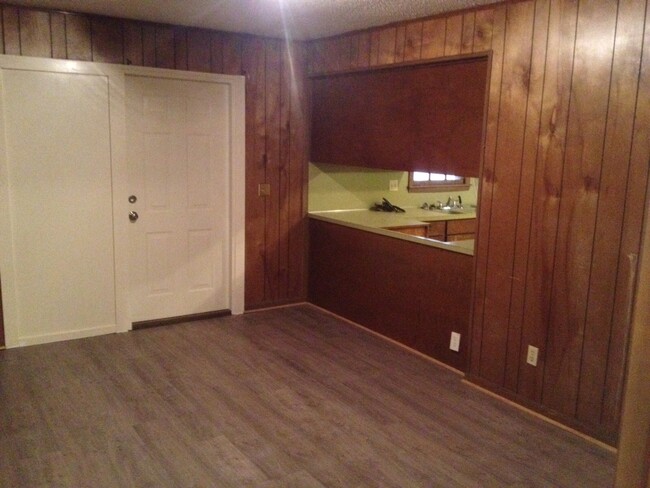 Building Photo - **AVAILABLE NOW**3 Bedroom / 2 Bathroom Ho...