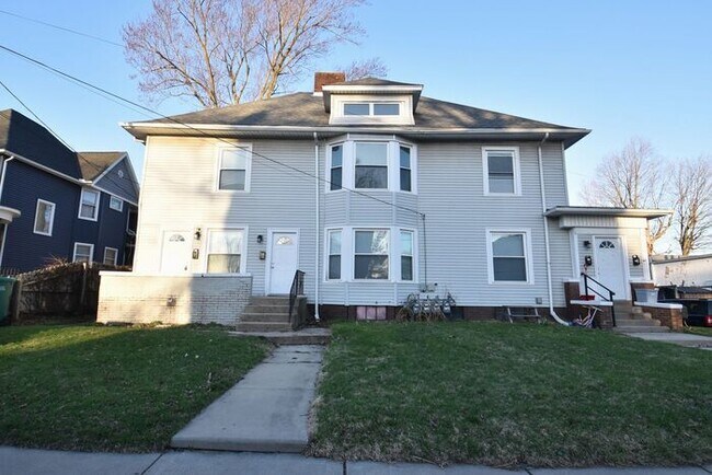 Building Photo - Spacious Downtown Mishawaka Apartment