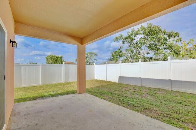 Building Photo - Spacious 4/2 Home with a Large Fenced Backyard and a 2 Car Garage Located in Buena Ventura Lakes ...
