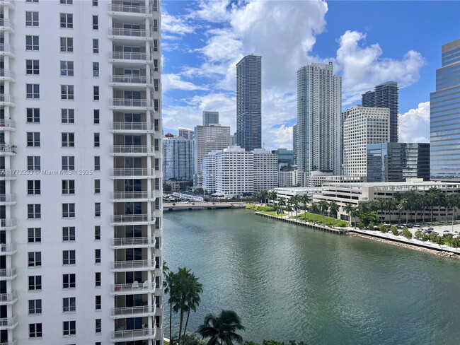 Building Photo - 870 Brickell Bay Dr